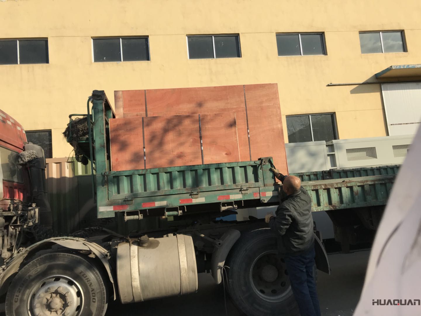 華全牌120kw發(fā)電機(jī)組于11月20日發(fā)往濰坊市