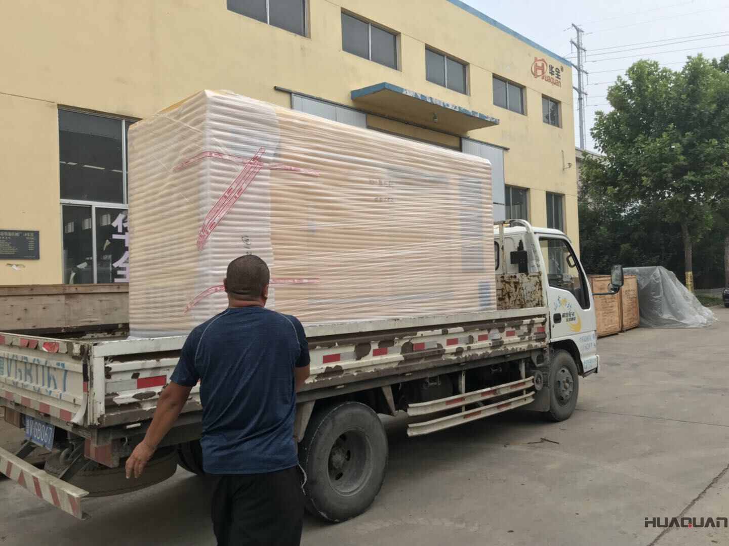 一臺40kw靜音箱型柴油發(fā)電機組于7月28號發(fā)往尼日利亞