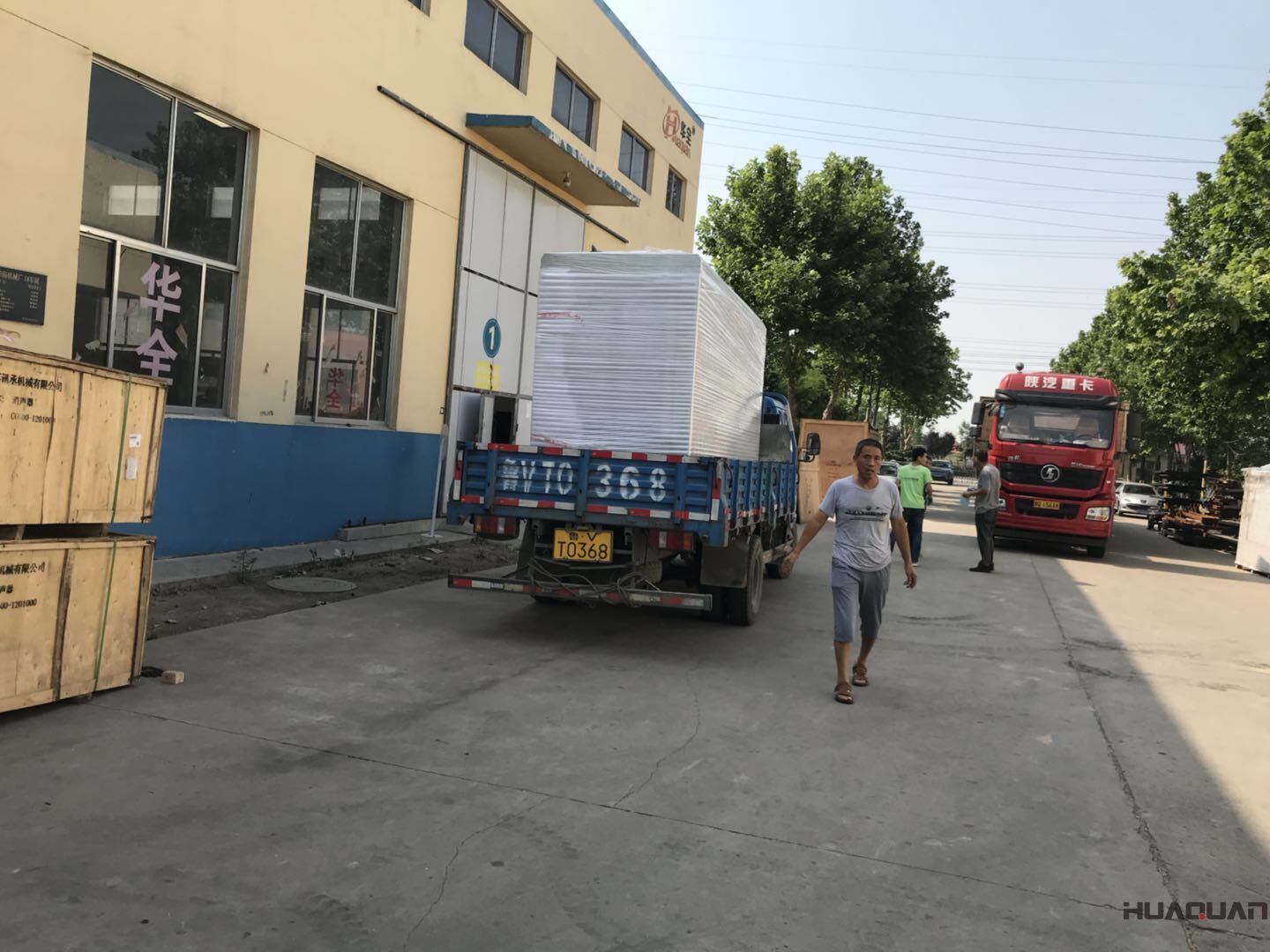 一臺(tái)300kw立柜式柴油發(fā)電機(jī)組于8月13日發(fā)往河南