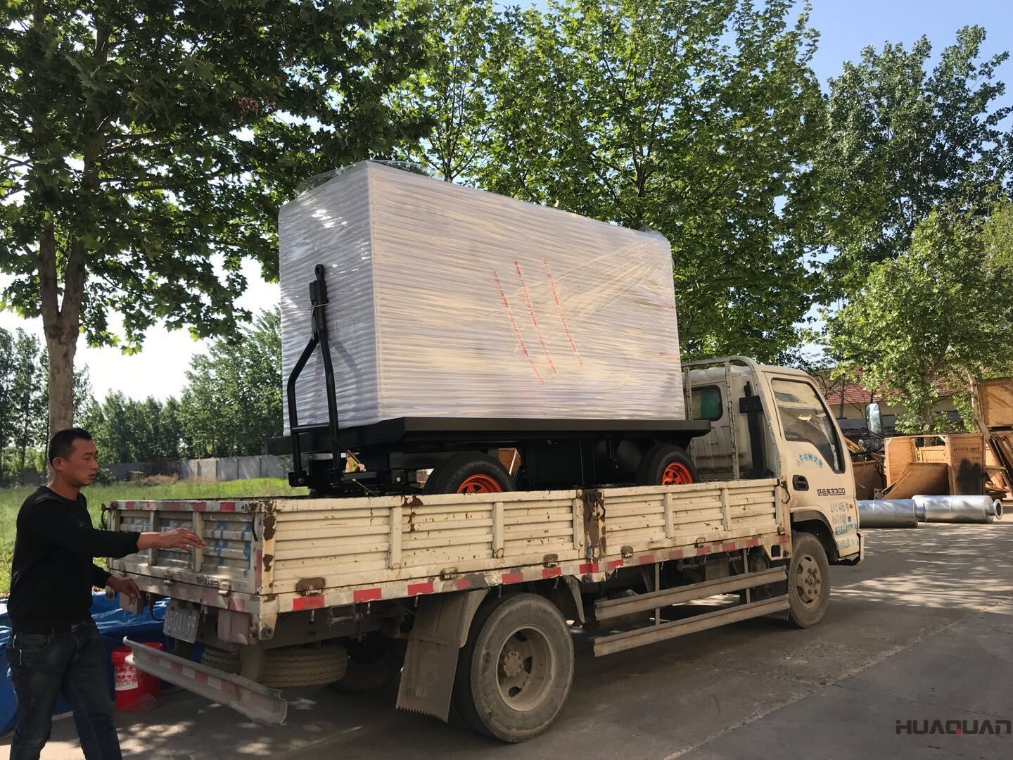 一臺150kw移動靜音拖車柴油發電機組于8月31日順利發往浙江省