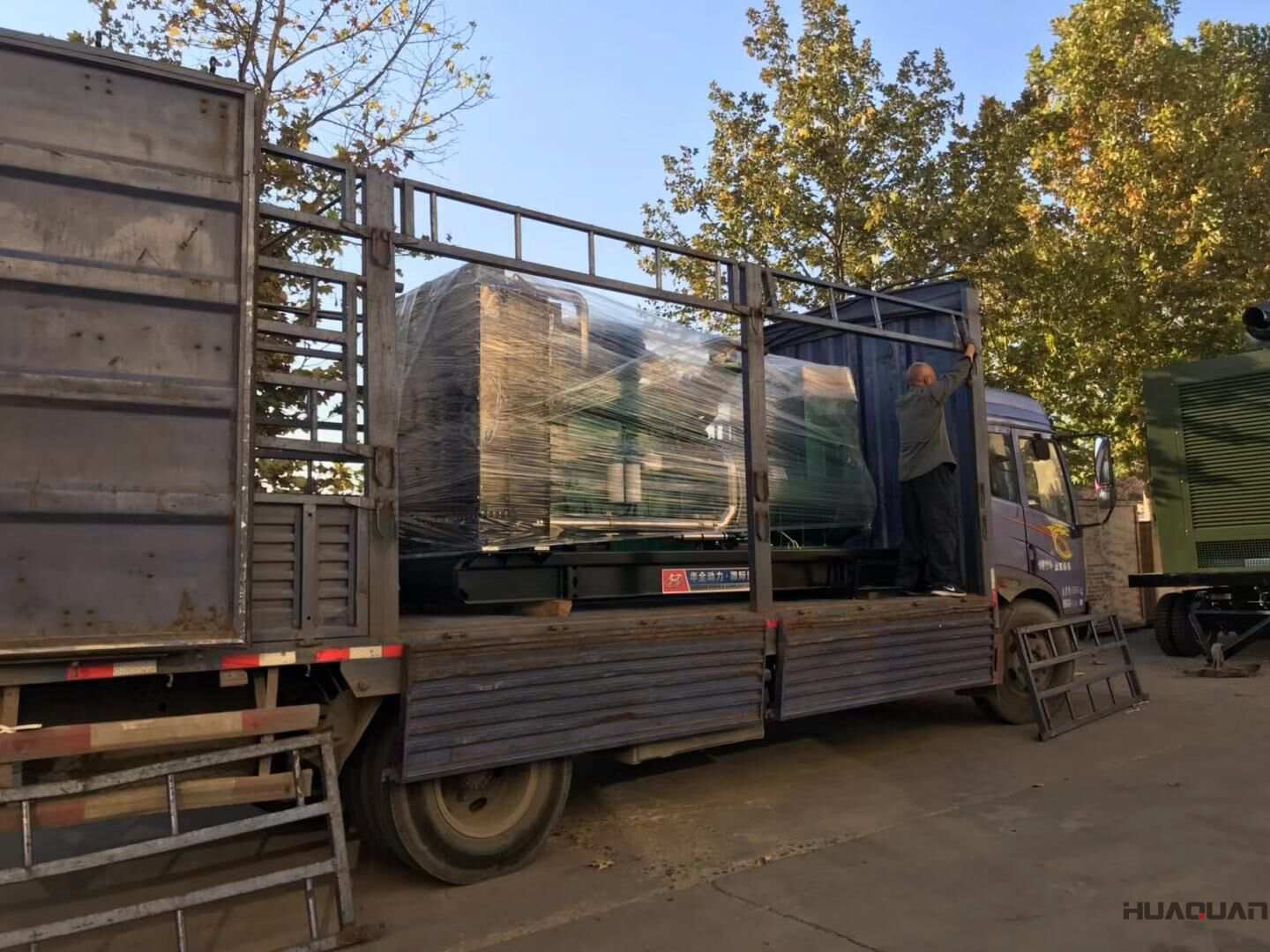 10月18日，一臺650kw自動化柴油發電機組從華全動力順利發往黑龍江