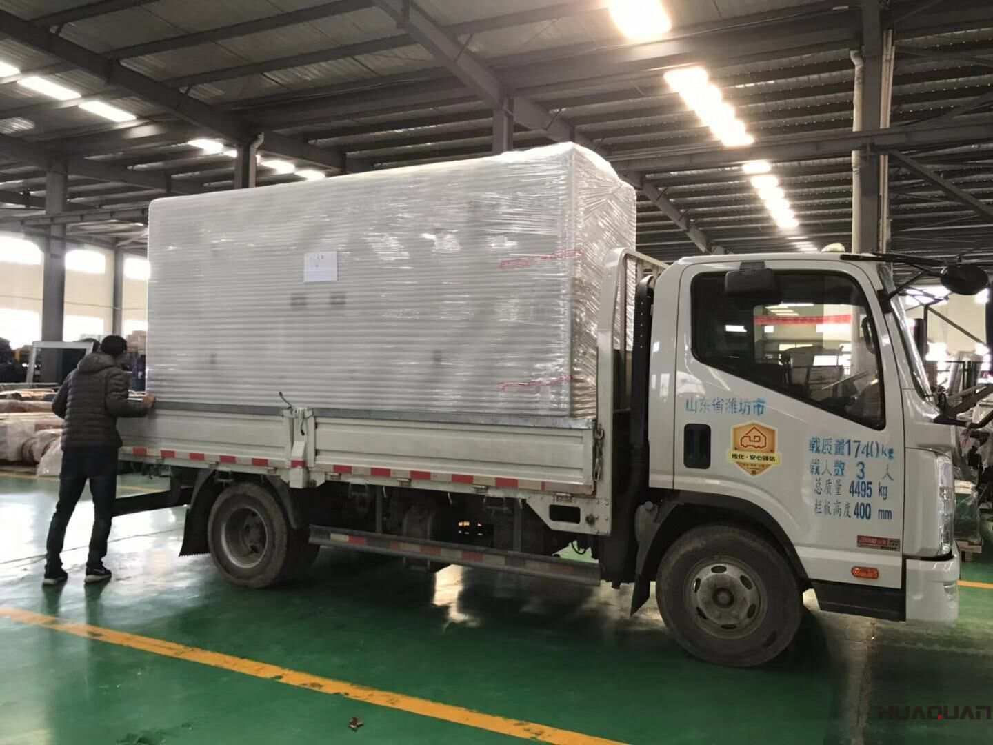 河南楊先生11月2日從華全動力采購了一臺300kw移動靜音拖車柴油發(fā)電機組，現(xiàn)已發(fā)往目的地