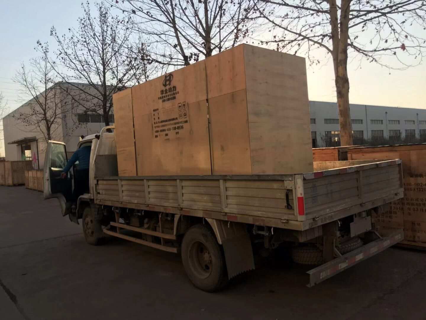  近北方地區(qū)用電量大幅度上升，這不華全動力一臺600kw靜音型柴油發(fā)電機組已于12月21日順利發(fā)往北京