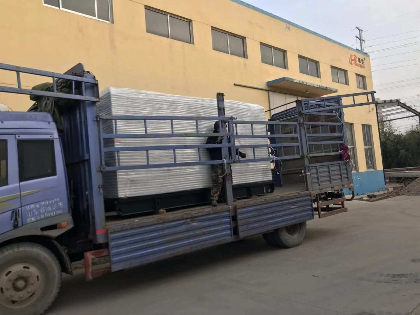 聶先生從華全動力采購的300kw靜音箱柴油發(fā)電機組于12月22日順利發(fā)往湖北省