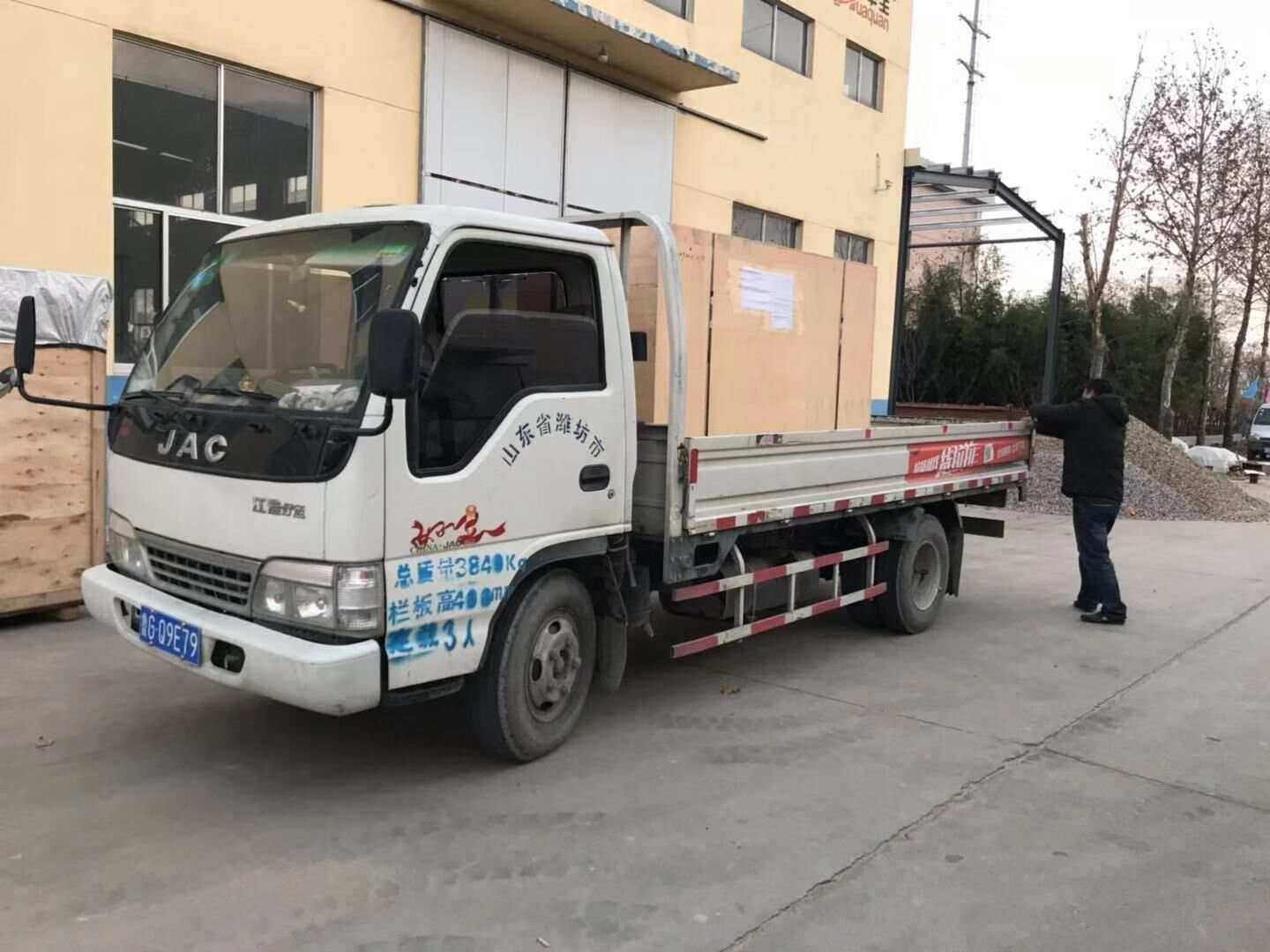 12月29日，陳先生從華全動力訂購的15kw自動化柴油發(fā)電機(jī)組順利發(fā)往湖南省