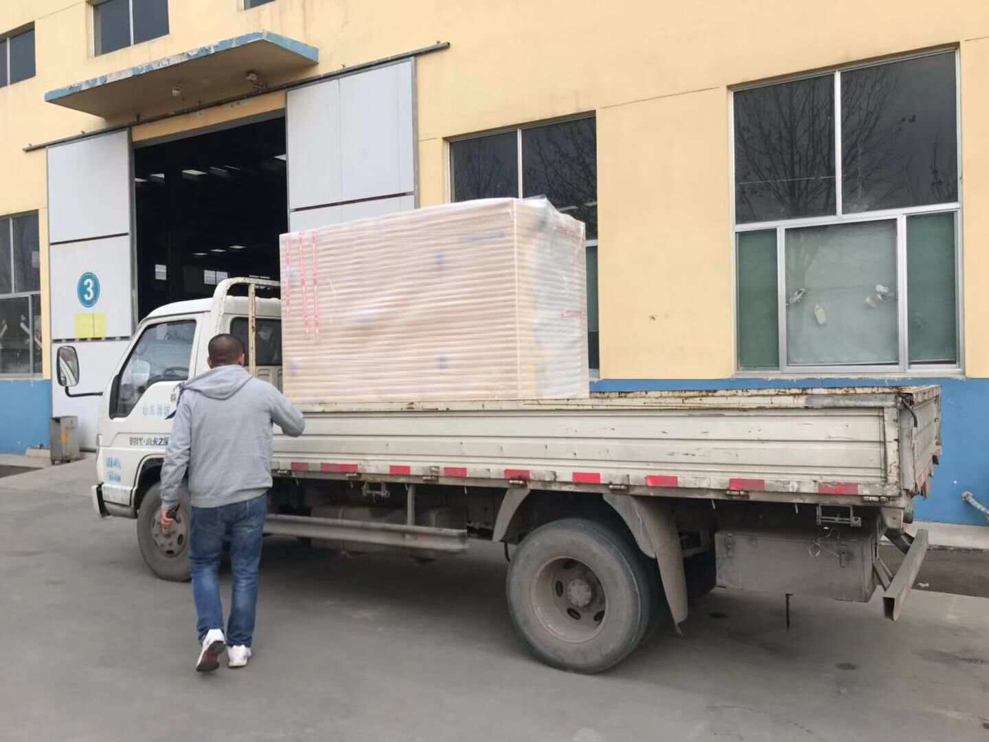 湖北省賀先生從華全動力采購的15kw發(fā)電機(jī)于12月31日順利發(fā)往目的地