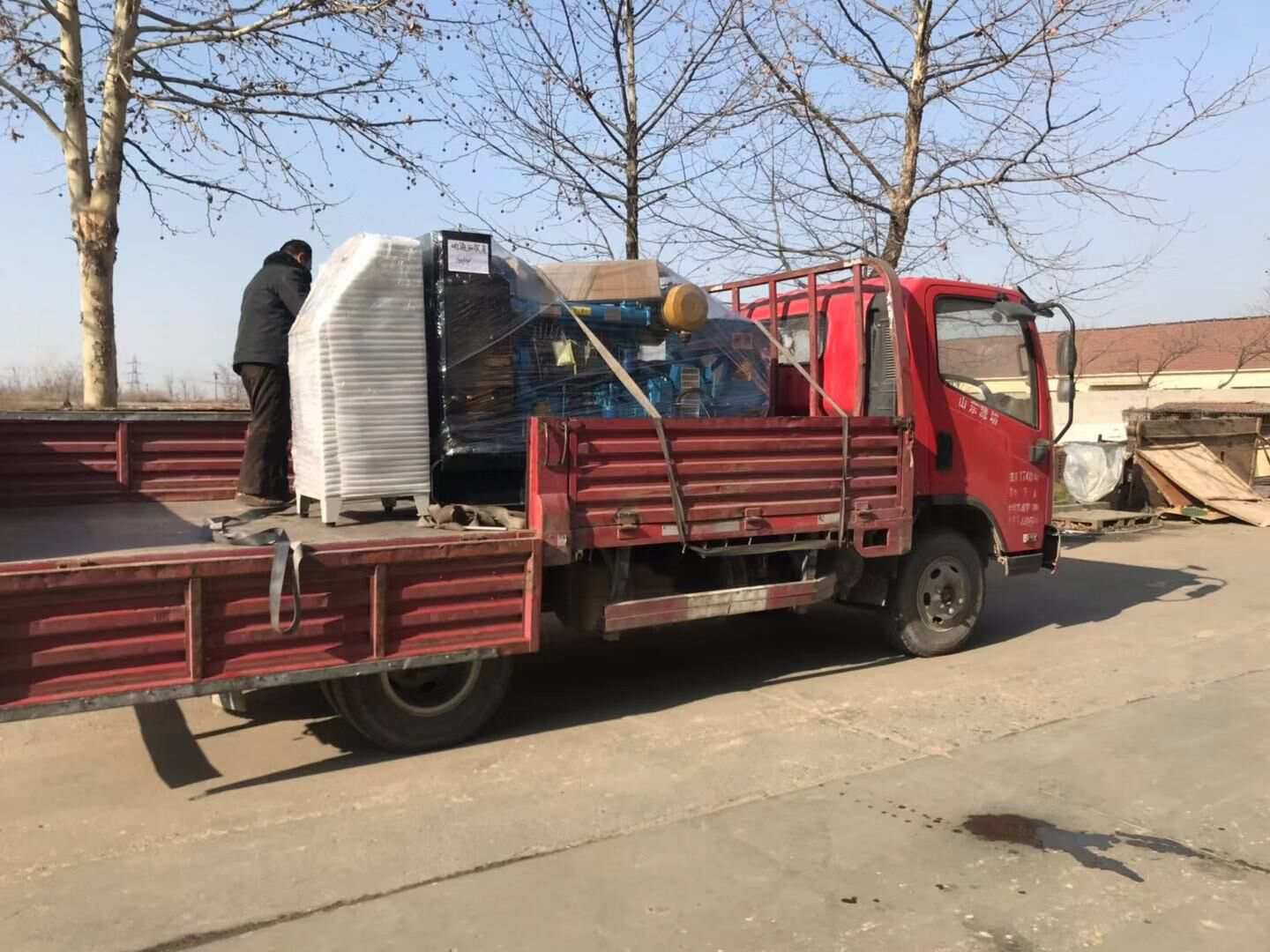 許先生從華全動力采購的50kw底座油箱立柜柴油發(fā)電機組于1月11日順利發(fā)往內(nèi)蒙古